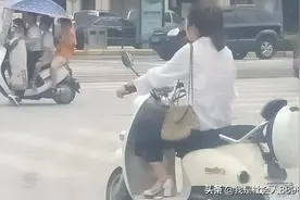 电动车女孩，背影真漂亮！图片