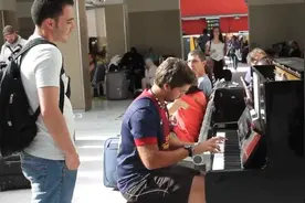 在巴黎，一个小伙子在火车站的钢琴上默默弹奏电影《无法碰触》的