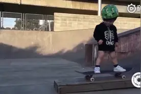 外国人的教育方式就是不一样，baby穿着纸尿裤叼着奶嘴玩滑板视频封面