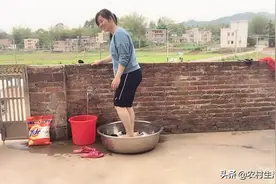 建哥说第一次见用脚洗衣服 踩烂要重新买  朋友们有用脚洗衣服吗