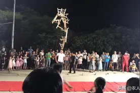 农村街头杂技表演全程免费观看，他们要干啥？看完你就明白了