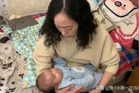 小姨回家，和宝宝一顿猛玩2小时，宝宝扛不住，直接睡在小姨怀里视频封面