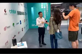 中国童装产业博览会上，
七秒易购创始人陈水龙接受青岛市电视台