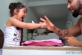 外国人玩剪刀石头布，简直太搞笑了，哈哈哈视频封面