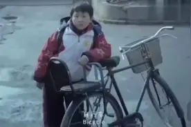 影视：小男孩妈妈不在家，请姐姐当妈妈开家长会，很感人