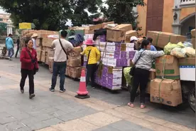 中国越南边境最热闹的口岸，越南女人一辆自行车可以拉五千斤货物