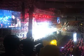 赵雷现场演唱会气氛燃爆了，前面小姐姐全程大喊视频封面