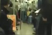 当小哥在地铁偶遇同款“手艺人”，车厢变身Live演奏会[马思纯的微笑]视频封面