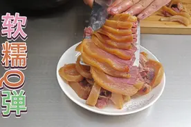 火腿不愧为炖汤神器，简单清水一炖金黄软糯，五A级餐厅的味道视频封面