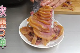 火腿不愧为炖汤神器，简单清水一炖金黄软糯，五A级餐厅的味道视频封面