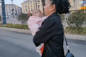 宝宝五个多月了还不会翻身，难道真和她的家庭因素有关吗？视频封面