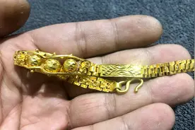 女子在饭店门口捡了一条黄金手链，几十克重价值一万多视频封面