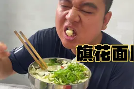 甘肃农村人菜园大丰收，午饭妈妈做了啥特色美食？配蒜吃太过瘾！视频封面