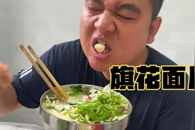 甘肃农村人菜园大丰收，午饭妈妈做了啥特色美食？配蒜吃太过瘾！视频封面