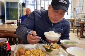 农村60岁光棍赶大集，10元自助餐3个菜，饭随便吃管饱，吃过瘾了视频封面