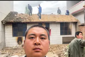 甘肃农村老房子拆旧换新，大龙给朋友帮忙拆房子，人工拆房不容易视频封面