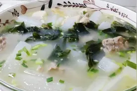 萝卜排骨裙带菜汤，排骨软烂入味，汤鲜奶白营养，萝卜清甜爽口