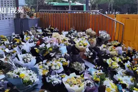 愿天堂没有洪水！郑州地铁遇难者“头七”沙口路站摆满献花图片