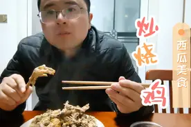 辣椒炒烧鸡，把剩下的烧鸡炒着吃，又是一道美味，喝点小酒，真香