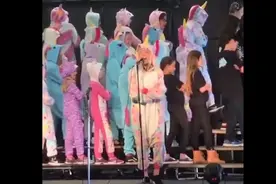 神曲走向世界，听一听美国小学生唱的《阳光彩虹小白马》！视频封面