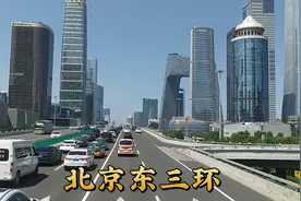 公交车上看北京城市建设，摩天大楼林立，很震撼，不愧为一线城市视频封面