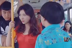 搞笑视频：公交车上男子偷窥被抓，还讲的铮铮有词，太臭不要脸。视频封面