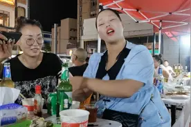 看出来小妖很能喝酒呢，白酒加可乐视频封面