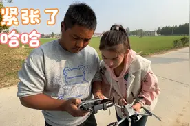 农村邻居小妹5000元买无人机，现场简单教学，紧张的大哥不会了！视频封面