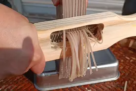 红薯粉条不用购买，在家就可以手工制作，没有任何添加剂才更放心