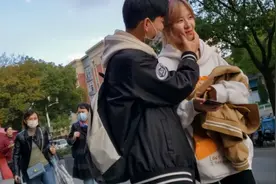 当街撒狗粮，捏女友脸蛋，秀一波恩爱，让人羡慕嫉妒恨啊视频封面