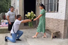 结婚十几年，老公第一次给媳妇送花，面对突来的惊喜媳妇是啥反应视频封面