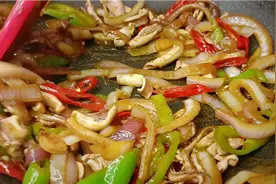 饭店的洋葱炒鱿鱼为什么那么好吃？原来重点在这里，脆爽入味好吃视频封面