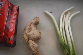 阳了发烧的可以用这三样熬水喝，葱白，生姜，红糖。