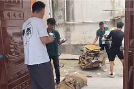 侯哥在手机上卖废品，破纸箱9毛一斤，上门收破烂的全是年轻人视频封面