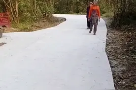 四川省广安市前锋区观阁镇小良村，渠江边五人数十条鱼杆垂钓！视频封面