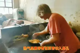 农村老夫妻午饭极简，满桌没有1个菜，柴火饭香里满满家的味道视频封面