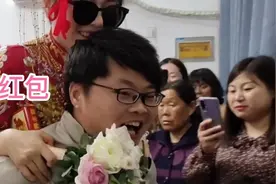 姐姐出嫁弟弟背出门后给了一个超级大的红包！视频封面