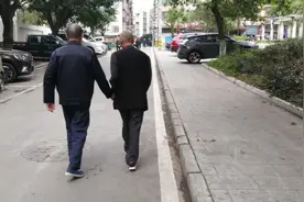 星妈爸爸在路上巧遇55年前的儿时朋友，牵手那一刻让我感动流泪视频封面