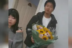 孙卓生日卓爸卓妈做了一桌子饭菜，弟弟暖心送礼物，其乐融融！视频封面