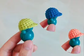 钩针迷你版的小棒球帽，想拥有这么可爱的小物件吗？来一起钩