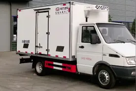 国六依维柯厢式冷藏车，冻货海鲜小龙虾配送好帮手视频封面