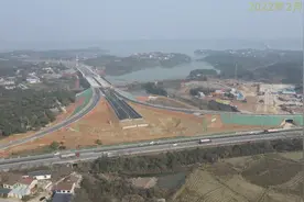 航拍建设中的岳阳北环线与107国道互通枢纽视频封面