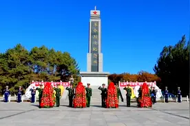 九月三十日是国家设立的烈士纪念日，友谊军地干部向英雄敬献花篮