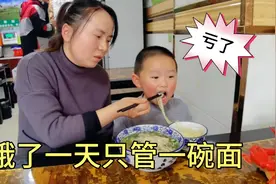 宝爸出门办事，老婆孩子非得跟着，把2个祖宗饿一天嗷嗷叫亏了！视频封面