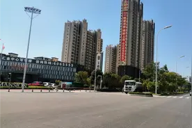 朋友在湖北省荆门市恒大买了房子，帮她来看看却停工了，她很心塞视频封面