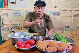 东北农村石头大房子里，60岁光棍老头晚饭吃的啥，看着就流口水