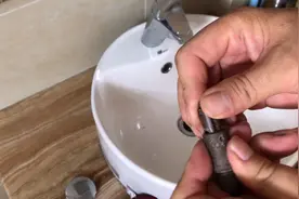 洗手盆下水封口不能自锁，原来维修是这么简单，省了一两百元视频封面