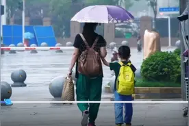 母亲雨天为孩子撑伞视频封面