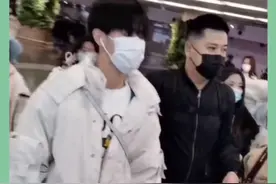 时代少年团张真源公开行程北京飞上海北京机场 温柔帮粉丝捡东西