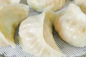天热没胃口？试试这锅西葫芦虾仁蒸饺，鲜嫩不油腻，两口一个真爽视频封面